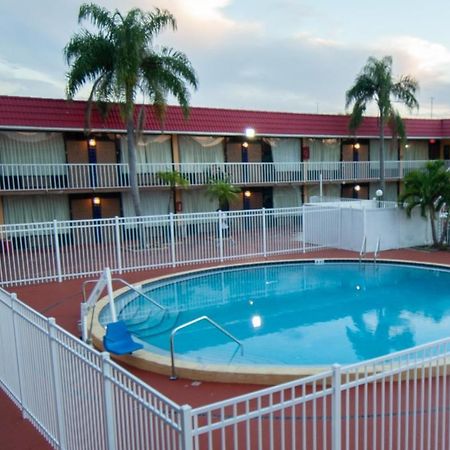Express Inn & Suites - 5 Miles From St Petersburg Clearwater Airport Экстерьер фото