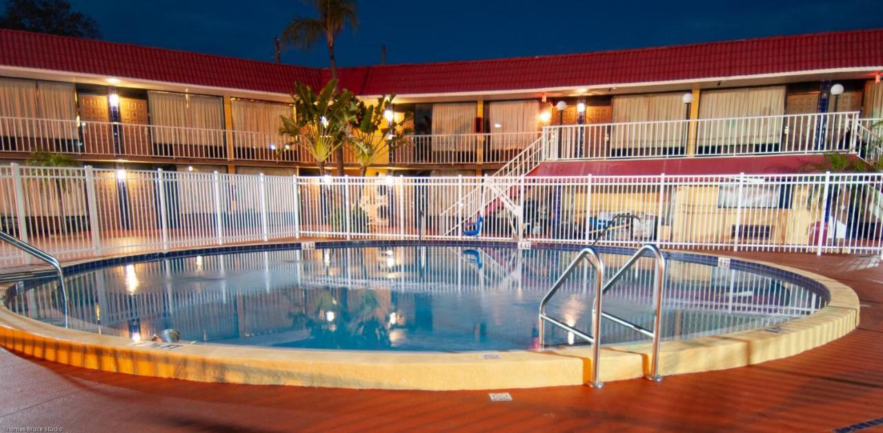 Express Inn & Suites - 5 Miles From St Petersburg Clearwater Airport Экстерьер фото