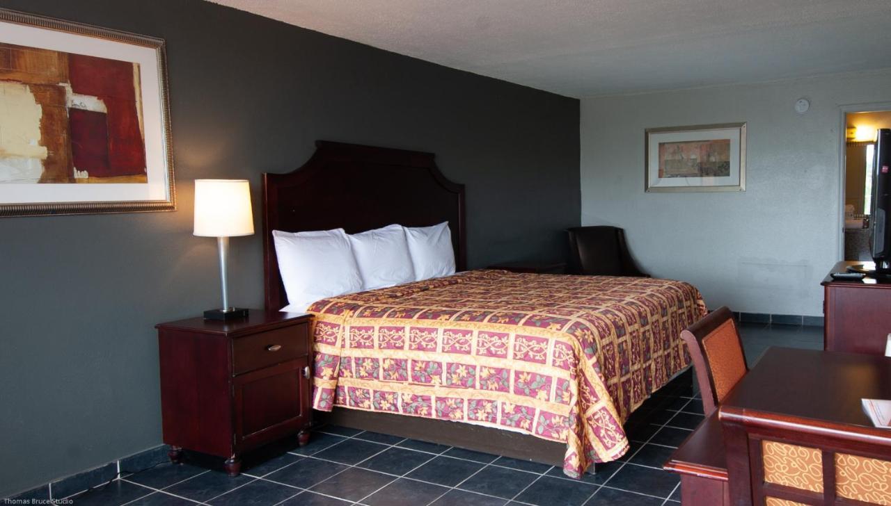 Express Inn & Suites - 5 Miles From St Petersburg Clearwater Airport Экстерьер фото