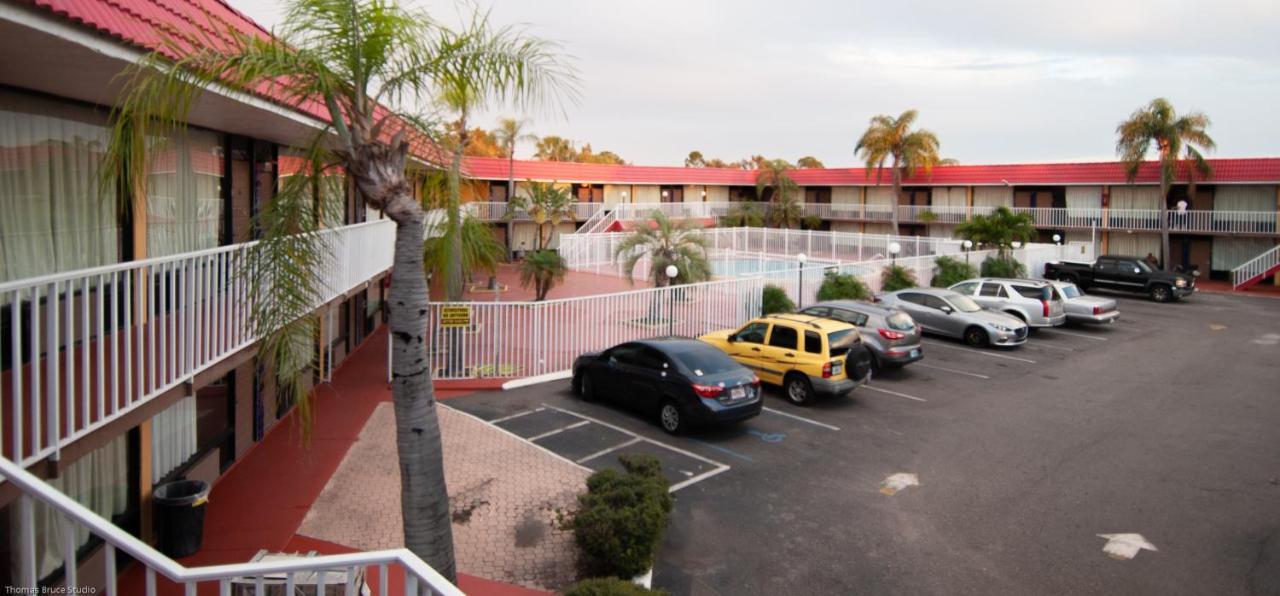 Express Inn & Suites - 5 Miles From St Petersburg Clearwater Airport Экстерьер фото
