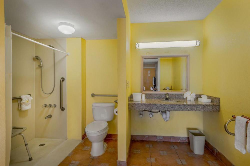 Express Inn & Suites - 5 Miles From St Petersburg Clearwater Airport Экстерьер фото