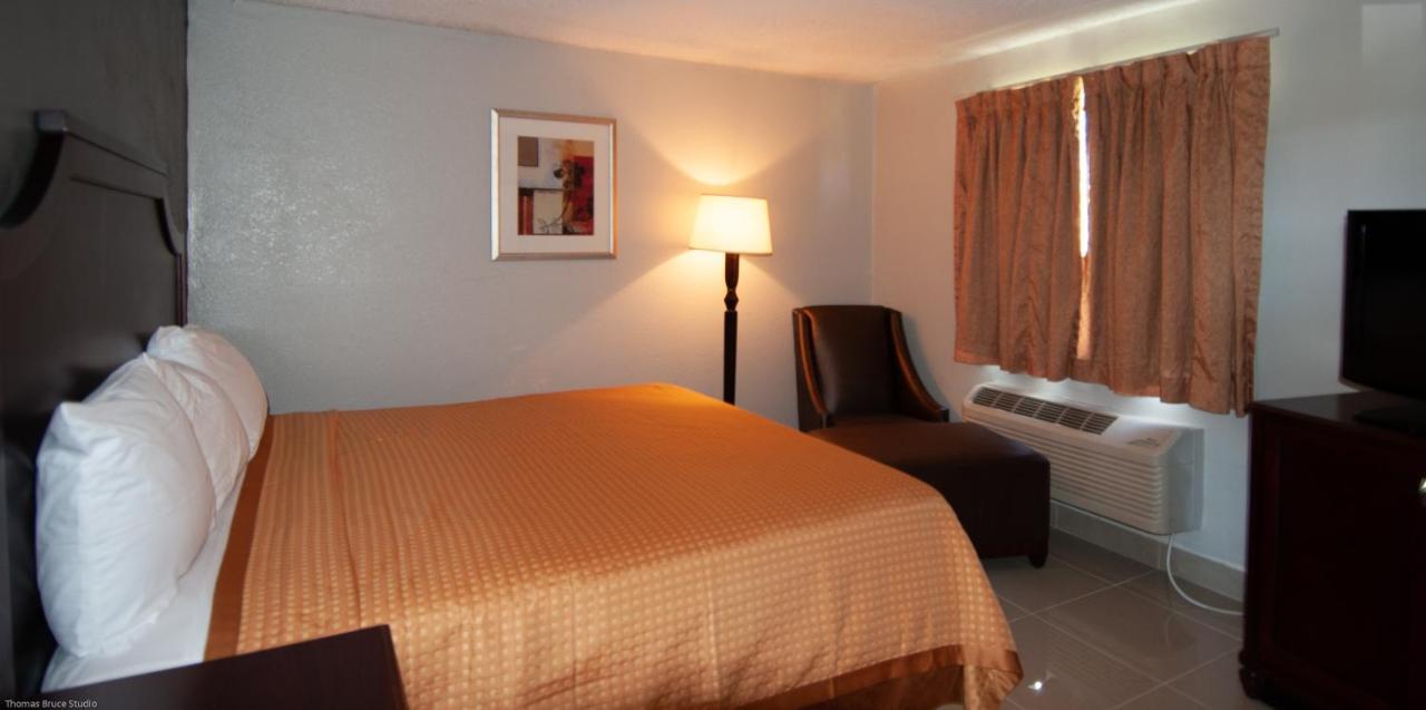 Express Inn & Suites - 5 Miles From St Petersburg Clearwater Airport Экстерьер фото