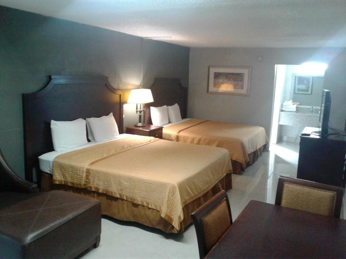 Express Inn & Suites - 5 Miles From St Petersburg Clearwater Airport Экстерьер фото